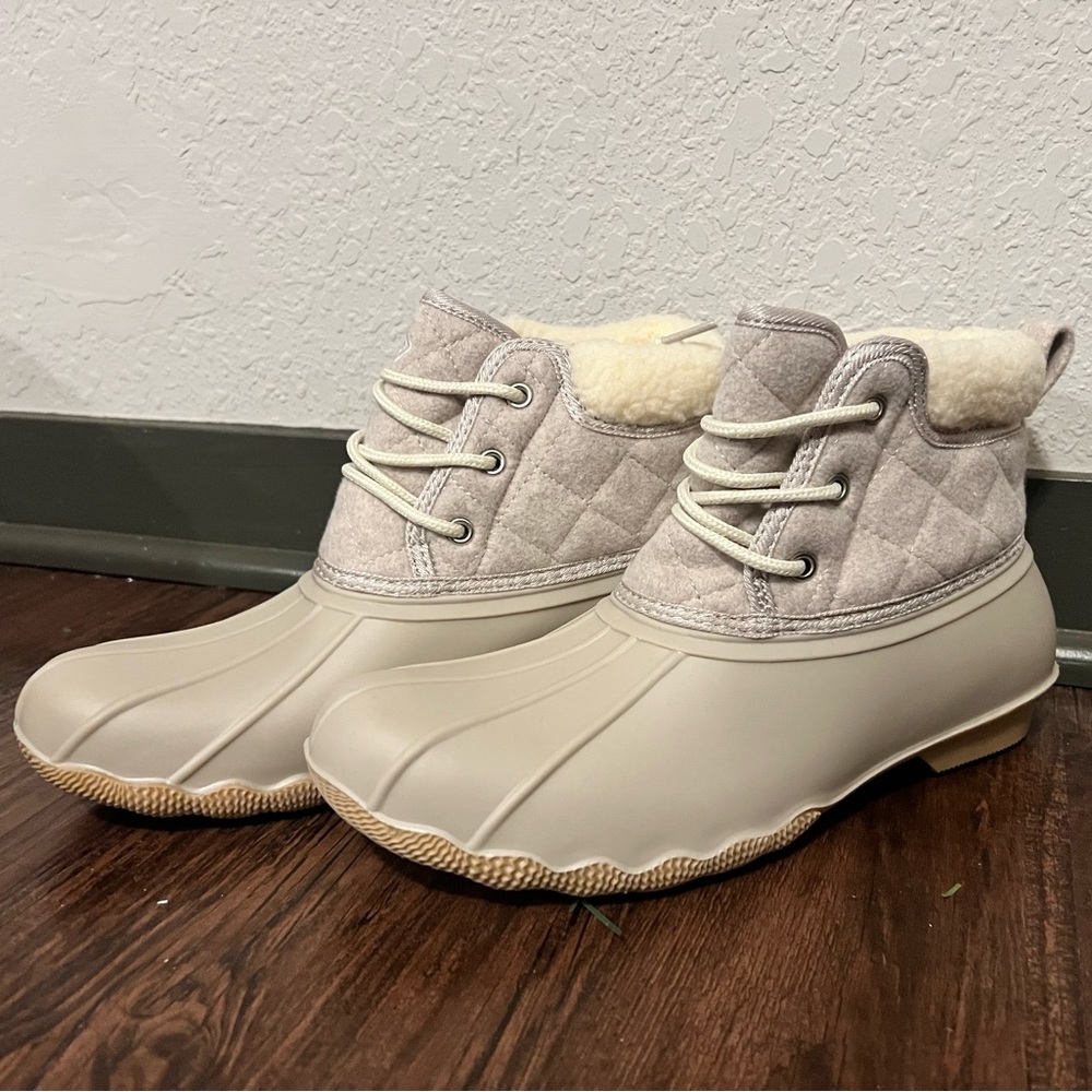 Women’s Duck Boots Size 9 Beige